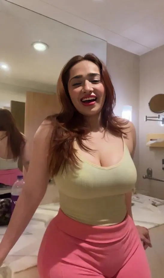 Popular Hot Model Aditi Mistry Dancing In Towel And Accidentally Slipped Towel Leaked Video  (FULL VIDEO 18+)