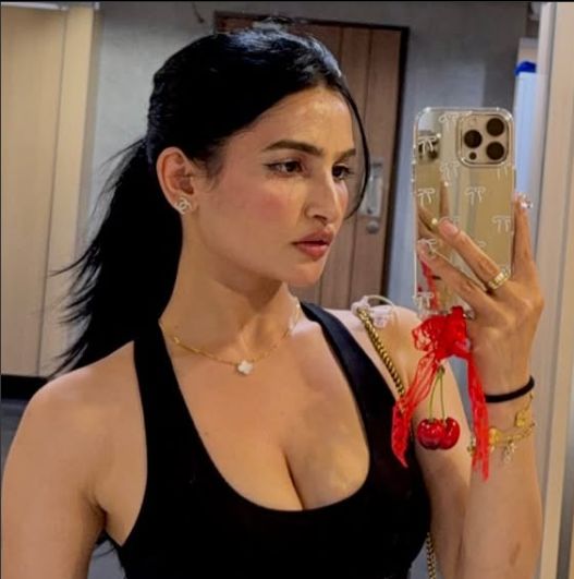 Hot Insta Indian Model Sassy Poonam Xxx Video Flashing Her Boobs  (FULL VIDEO 18+)